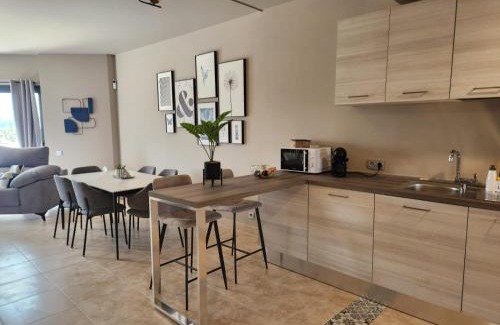 Vera Apartment | Ático esquinero con preciosas vistas al Valle del Este Golf con piscina comunitaria!