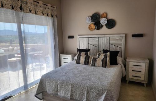 Vera Apartment | Ático esquinero con preciosas vistas al Valle del Este Golf con piscina comunitaria!