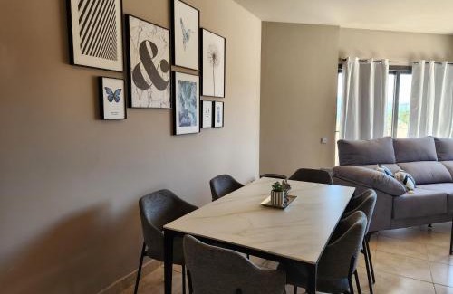 Vera Apartment | Ático esquinero con preciosas vistas al Valle del Este Golf con piscina comunitaria!