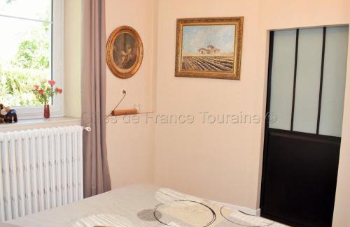 Tauxigny House | Évasion champêtre : Gîte enchanteur avec jardin clos, rivière et tout confort près des Châteaux de la Loire. - FR-1-381-506
