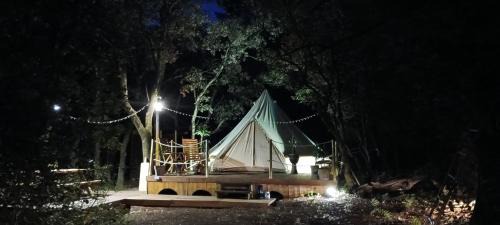 Vers-Pont-du-Gard Other | Évasion en pleine nature, Tipi insolite et Jacuzzi au Pont du Gard !