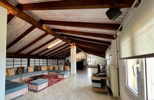 Alykes Apartment | ΣΟΦΙΤΑ ΞΥΛΟ ΜΕΤΑΛΟ ΓΥΑΛΙ