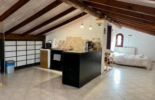 Alykes Apartment | ΣΟΦΙΤΑ ΞΥΛΟ ΜΕΤΑΛΟ ΓΥΑΛΙ