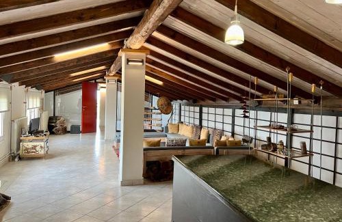 Alykes Apartment | ΣΟΦΙΤΑ ΞΥΛΟ ΜΕΤΑΛΟ ΓΥΑΛΙ