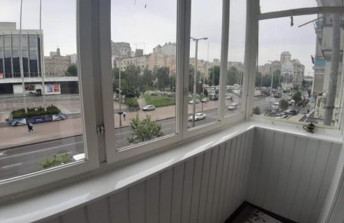 Kyiv Apartment | Двухкомнатная вид на Дворец Украина