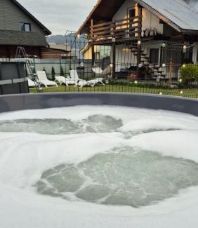 Slavske House | Захарова Оселя БАСЕЙН на території є Чан - Джакузі