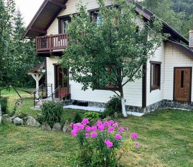Tatariv Villa | Котедж "Хата край села"
