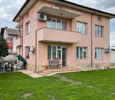 Parvenets Apartment | Къща Бети самостоятелни апартаменти с двор край Пловдив