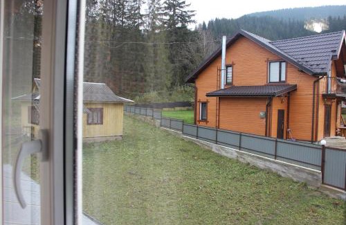 Verkhovyna House | У МИХАЙЛА під лісом