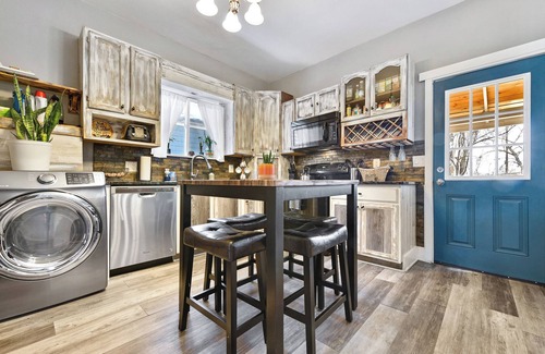 Central Colorado Springs House | ᨒStylish Basecamp/Fire Pit/2 Blocks to Downtownᨒ