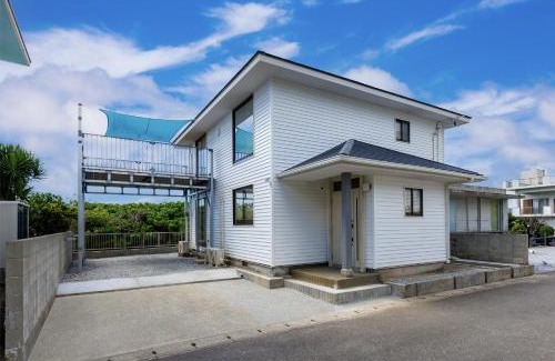 Okinawa Apartment | 最大18名宿泊OK 百名ビーチまで車で5分 海が見えるバルコニーでBBQ 南城市大型ヴィラ ReLa百名