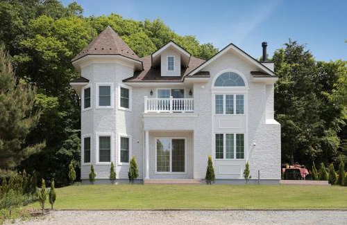 Oiwake Apartment | 軽井沢の森に佇む英国様式白の宮殿 薪ストーブある5ldk ポーラーリゾート軽井沢ミューズ