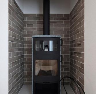 Oiwake Apartment | 軽井沢の森に佇む英国様式白の宮殿 薪ストーブある5ldk ポーラーリゾート軽井沢ミューズ
