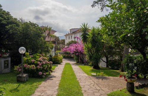 Sestri Levante Apartment | 070 - Villa OLANDA con veranda VISTA MARE a 5 minuti SPIAGGIA con PISCINA CONDOMINIALE