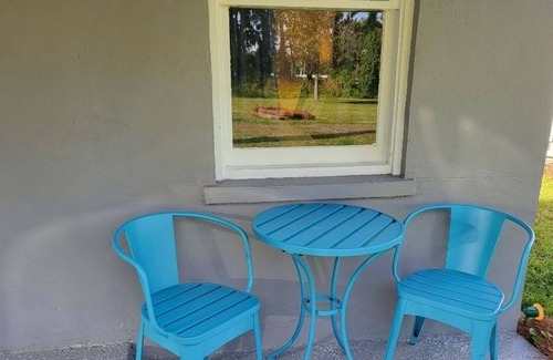 White Springs Cottage | 1/1 Wifi, King Size Bed, Kitchen & essentials. Well appointed cottage for R&R.