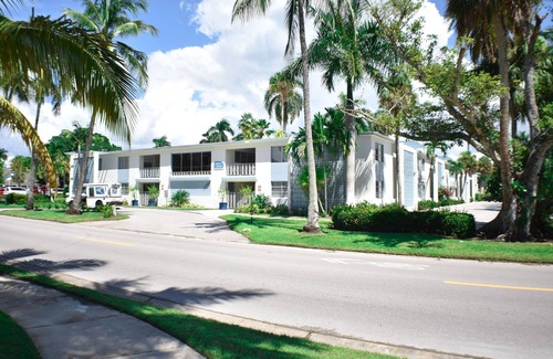 Old Naples Condo | 1/2 Block to the Beach and 3rd Street Shopping!