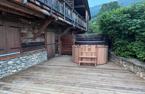 Notre-Dame-de-Bellecombe Ski Chalet | 1/2 chalet with Jacuzzi