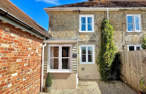 Child Okeford Cottage | 1 APLANDS, character holiday cottage, with open fire in Child Okeford