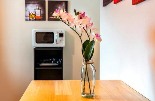 Belfast Apartment | 1 Bd Apt in Historical W Belfast Close to Centre