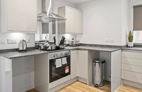 Rushmoor District Apartment | 1 Bed 1 Bath Apt For Contractor | Free WiFi