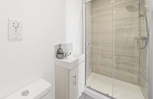 Rushmoor District Apartment | 1 Bed 1 Bath Apt For Contractor | Free WiFi