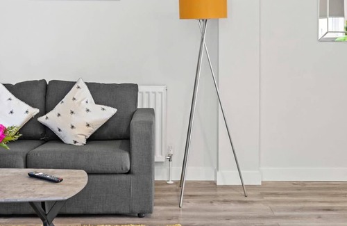 Rushmoor District Apartment | 1 Bed 1 Bath Apt For Contractor | Free WiFi