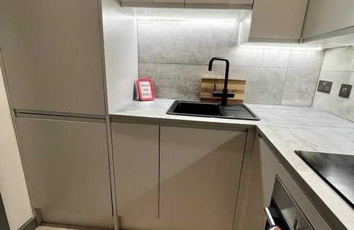 Kelvinbridge Apartment | 1 bed Apt in West End