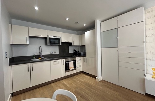Lewisham Apartment | 1-Bed Apt, Sleeps 4, Central To Shops & Transport