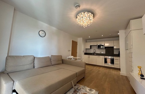 Lewisham Apartment | 1-Bed Apt, Sleeps 4, Central To Shops & Transport