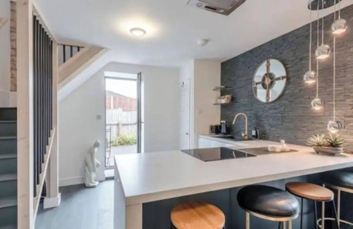 Branston House | 1 Bed Barn Retreat - Fireplace, Patio, Parking