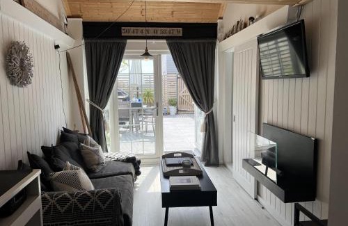 South Hayling House | 1 Bed Cabin - Sleeps 2 - Pets - Garden - Parking
