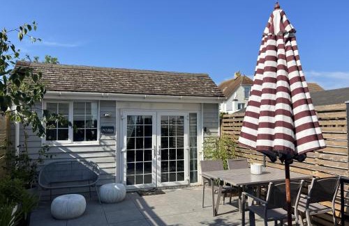 South Hayling House | 1 Bed Cabin - Sleeps 2 - Pets - Garden - Parking
