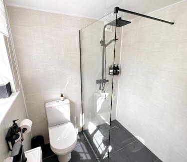 South Hayling House | 1 Bed Cabin - Sleeps 2 - Pets - Garden - Parking