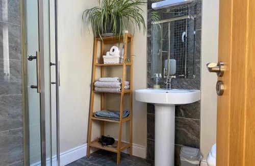 Corofin House | 1 Bed Cabin - Sleeps 2 - Pets - Garden - Parking
