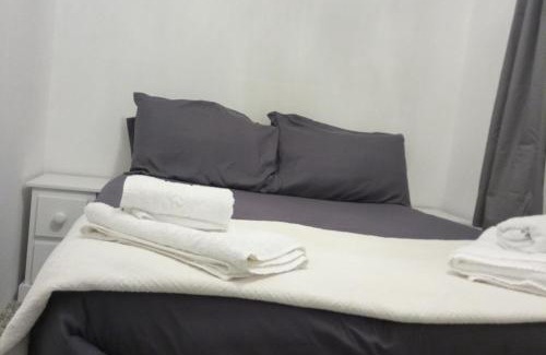 Newquay Ski Chalet | 1-Bed Chalet Sleeps 2 Parking Pets Allowed