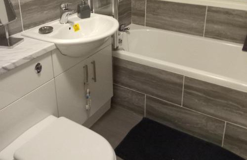 Newquay Ski Chalet | 1-Bed Chalet Sleeps 2 Parking Pets Allowed