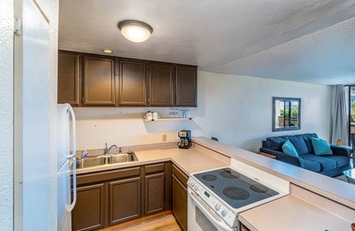 Historic Kailua Village Apartment | 1-Bed Condo in Downtown Kona, 1 block from the Shore!