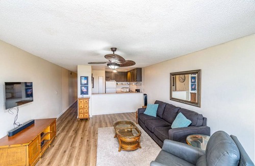 Historic Kailua Village Apartment | 1-Bed Condo in Downtown Kona, 1 block from the Shore!