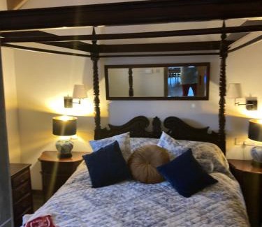 Ottery St Mary House | 1 Bed Flat - Sleeps 4 - Garden - Parking - Wifi
