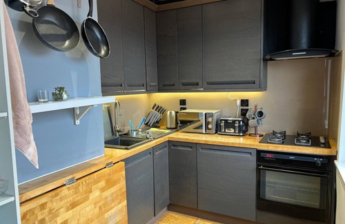 Oldham Apartment | 1 Bed Flat - Sleeps 2 - Parking - Wifi