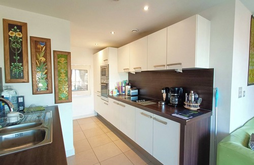Cheetham Hill Apartment | 1 Bed Flat - Sleeps 5 - Pets - Garden - Parking