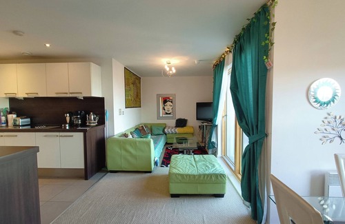 Cheetham Hill Apartment | 1 Bed Flat - Sleeps 5 - Pets - Garden - Parking