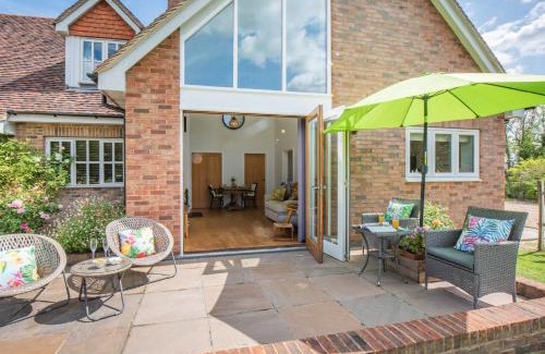 Etchingham House | 1 Bed in Hurst Green 78940