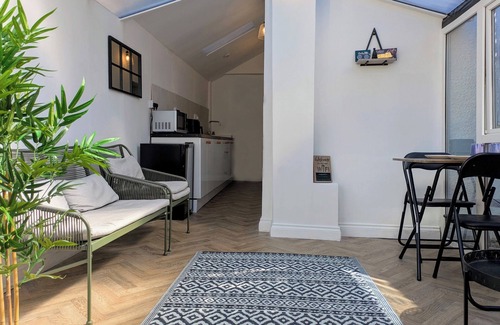 Swindon Apartment | 1-bed Retreat - Hot Tub, Private Garden & Bbq
