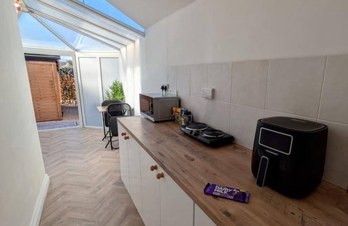 Swindon Apartment | 1-bed Retreat - Hot Tub, Private Garden & Bbq