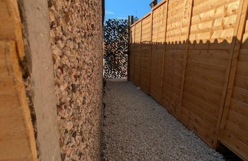 Swindon Apartment | 1-bed Retreat - Hot Tub, Private Garden & Bbq