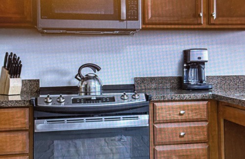 Palm Desert Apartment | 1 bed-room villa 820sqft with living room, full kitchen at Palm Desert, CA.