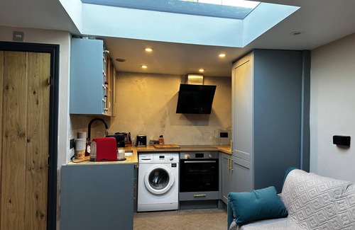 Childs Hill Apartment | 1 Bed Studio - Sleeps 2 - Parking - Wifi