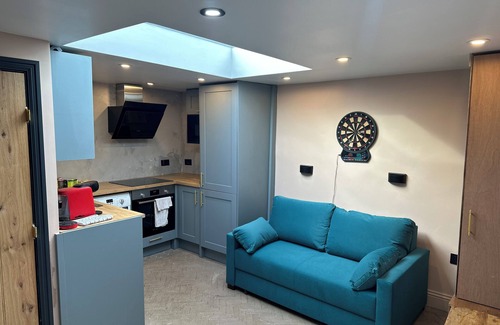 Childs Hill Apartment | 1 Bed Studio - Sleeps 2 - Parking - Wifi