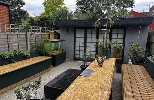 Childs Hill Apartment | 1 Bed Studio - Sleeps 2 - Parking - Wifi